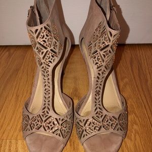 Nude suede sandel with rose gold rhinestones